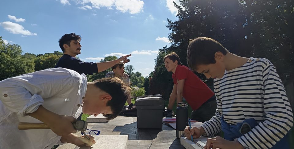 Jeunes du Club au travail, outils à la main