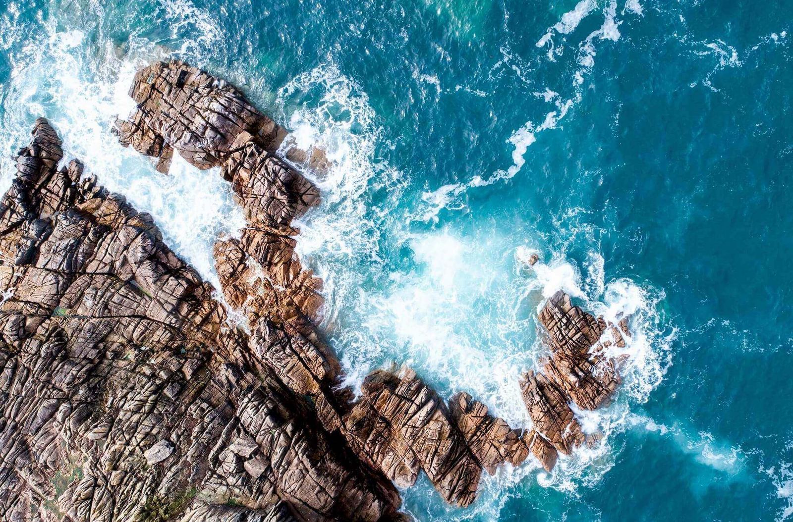 Rochers et mer vus du ciel